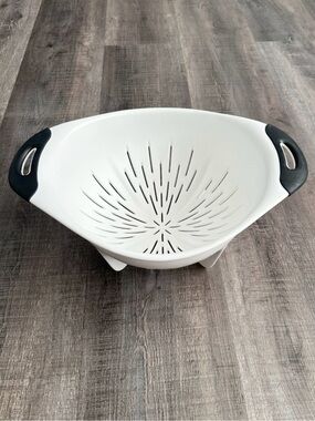 💞 OXO Good Grips White Plastic Collapsible Colander with Black Grip Handles